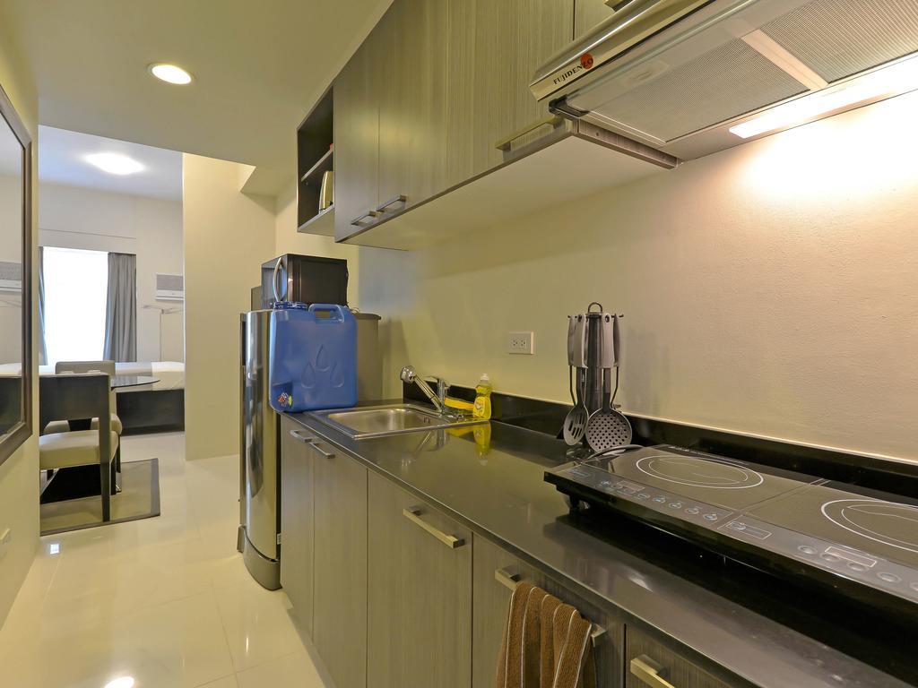 Currency Serviced Suites Manila Exteriör bild