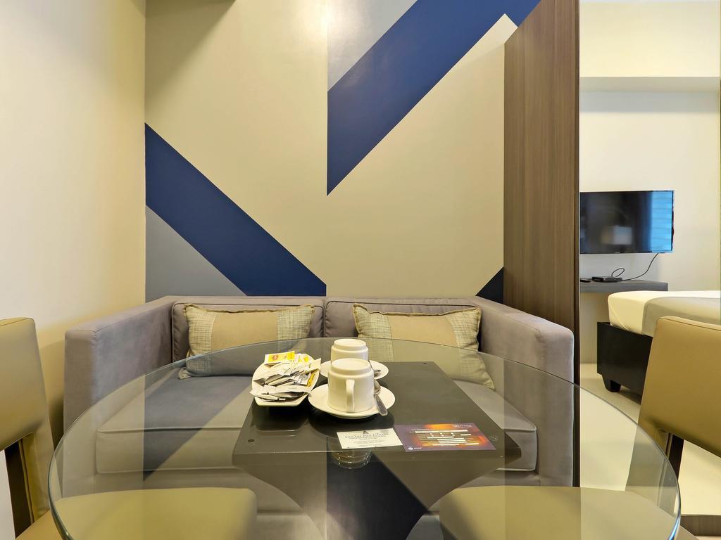 Currency Serviced Suites Manila Exteriör bild