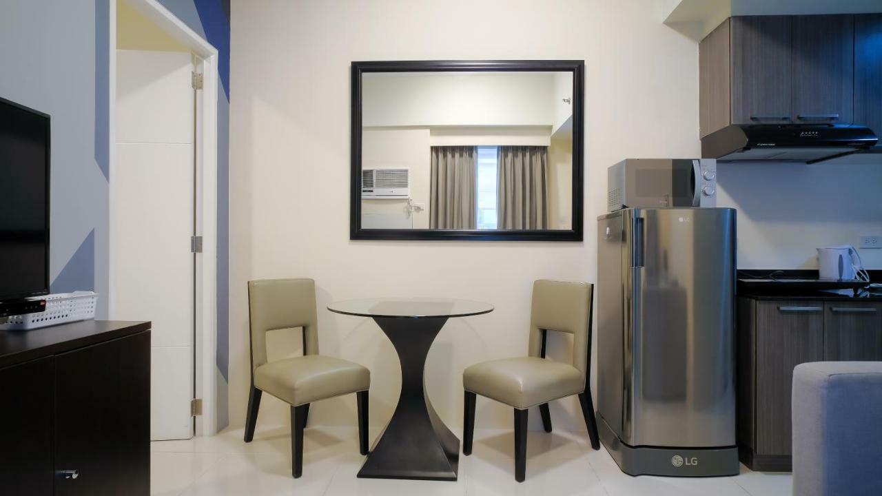 Currency Serviced Suites Manila Exteriör bild
